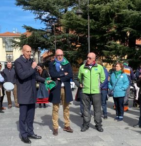 Alcalde de León junto a un miembro de la Junta Directiva de FEDER, y el Presidente de "Moteros Solidarios"